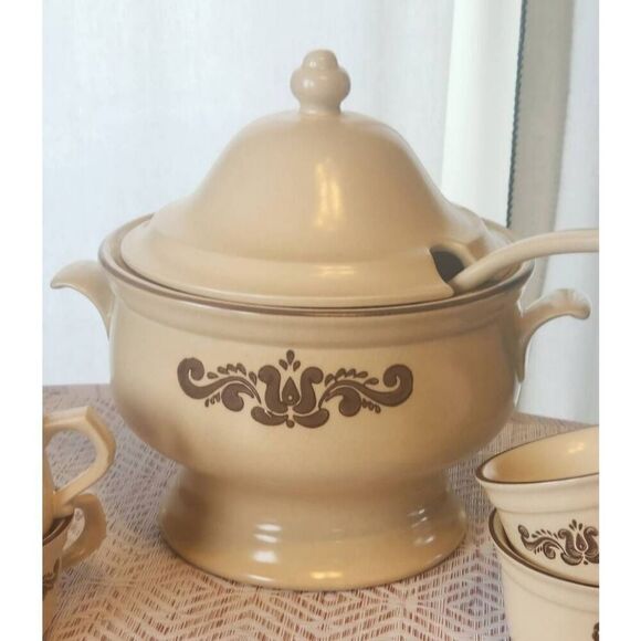 ɗ Pfaltzgraff Villiage soup pot w ladle, cups not included - Picture 1 of 12